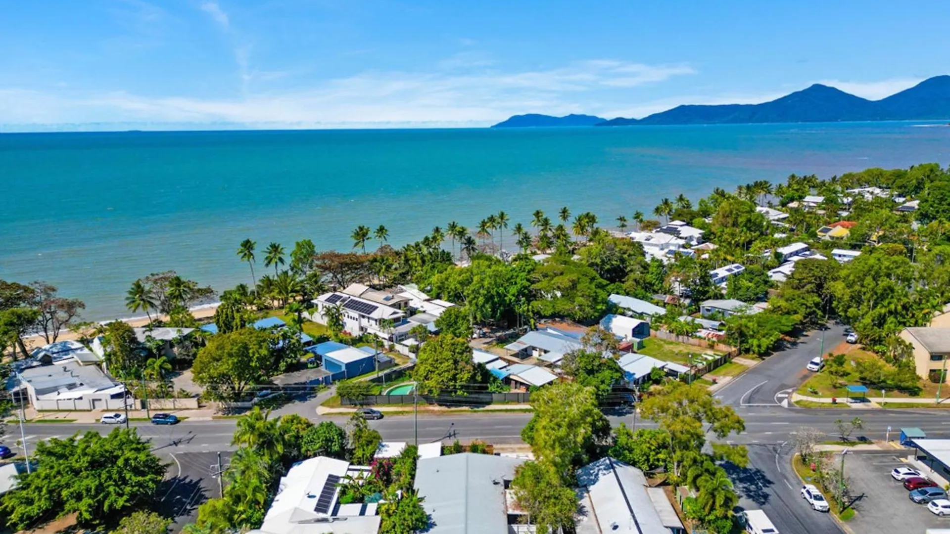 Holiday home Bright And Spacious Triplex Near Holloways Beach