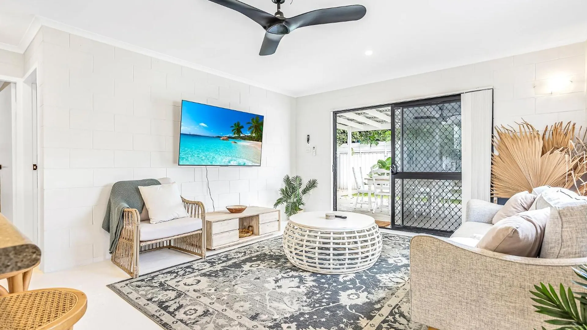 Bright And Spacious Triplex Near Holloways Beach