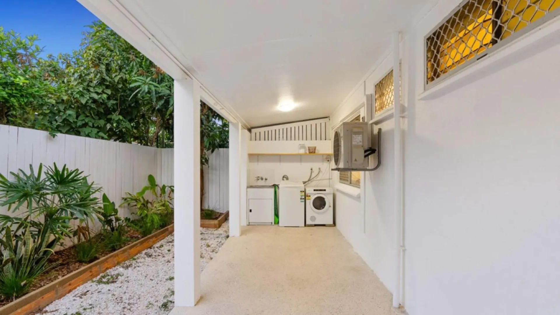 Bright And Spacious Triplex Near Holloways Beach 0*,