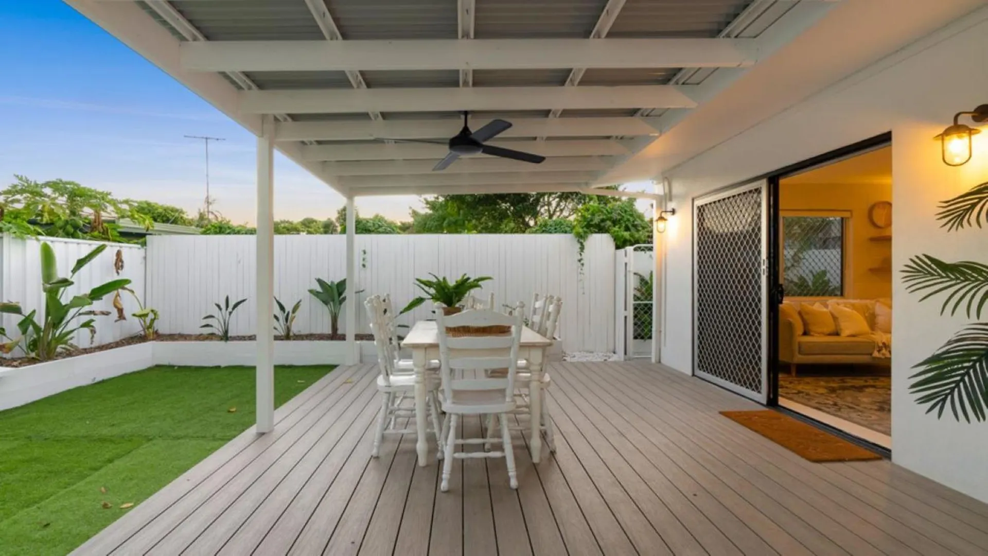Bright And Spacious Triplex Near Holloways Beach Holiday home