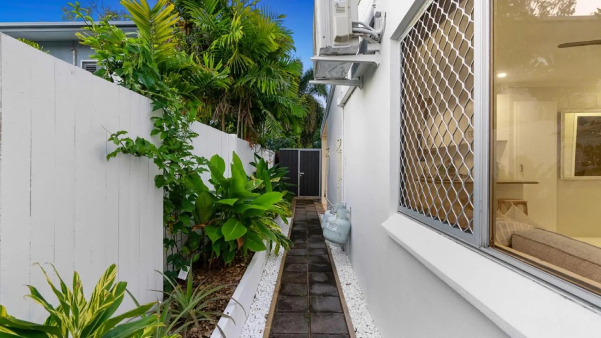 Bright And Spacious Triplex Near Holloways Beach