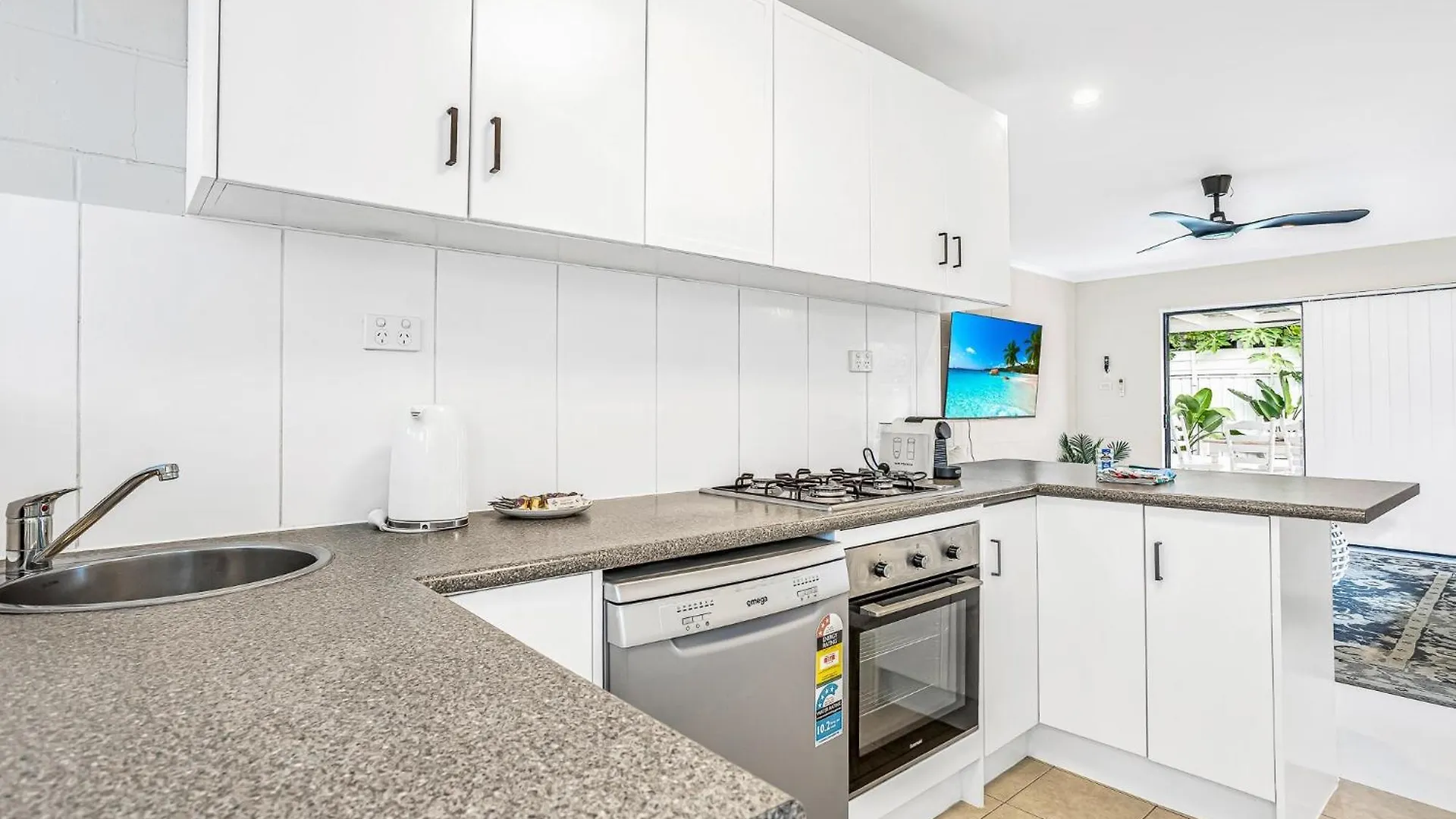 Bright And Spacious Triplex Near Holloways Beach Holiday home