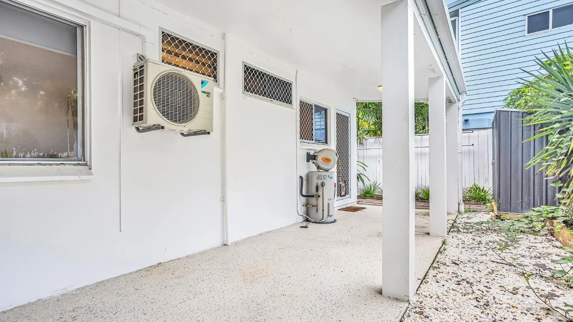 Bright And Spacious Triplex Near Holloways Beach Holiday home