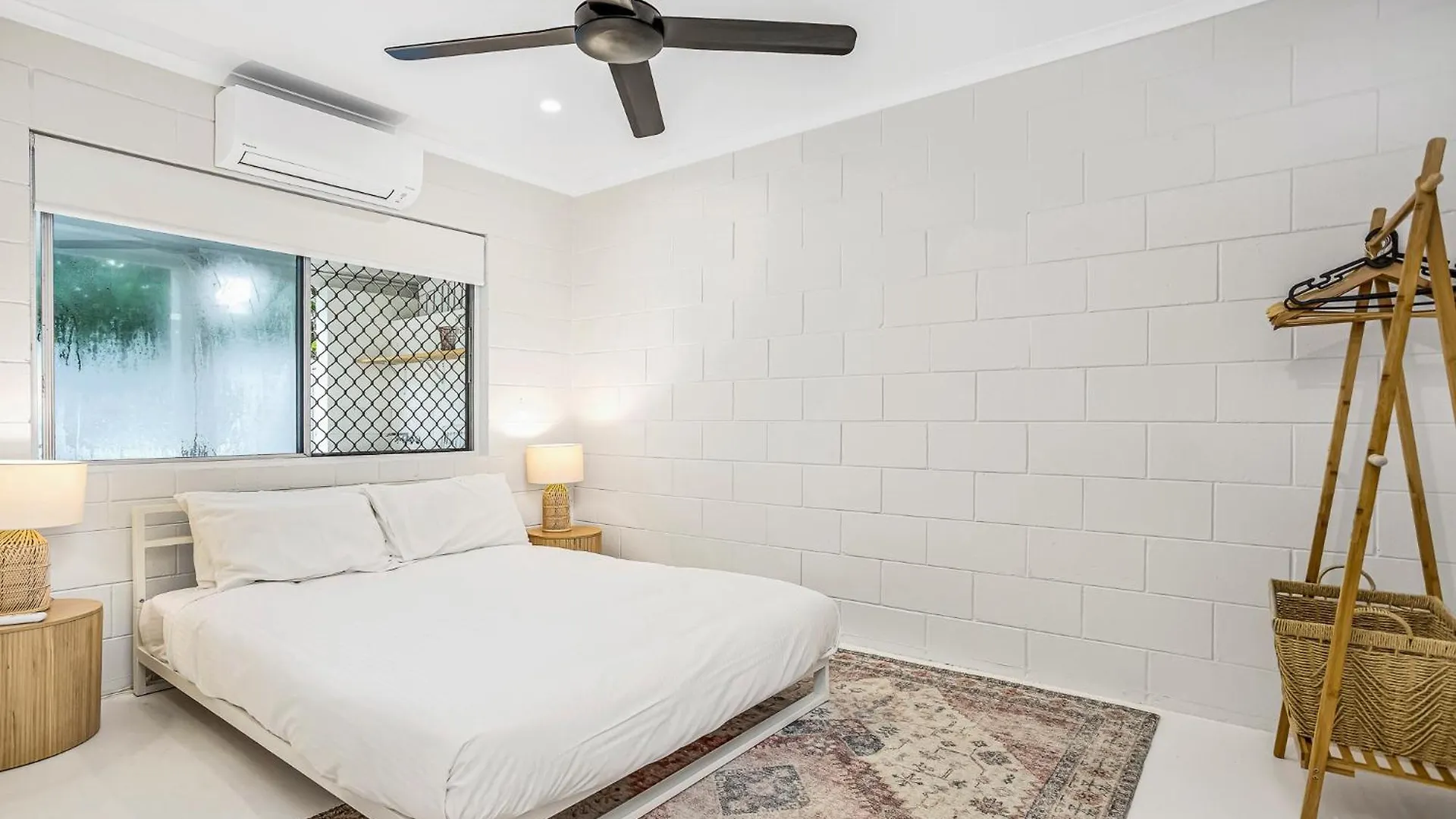 Bright And Spacious Triplex Near Holloways Beach 0*,