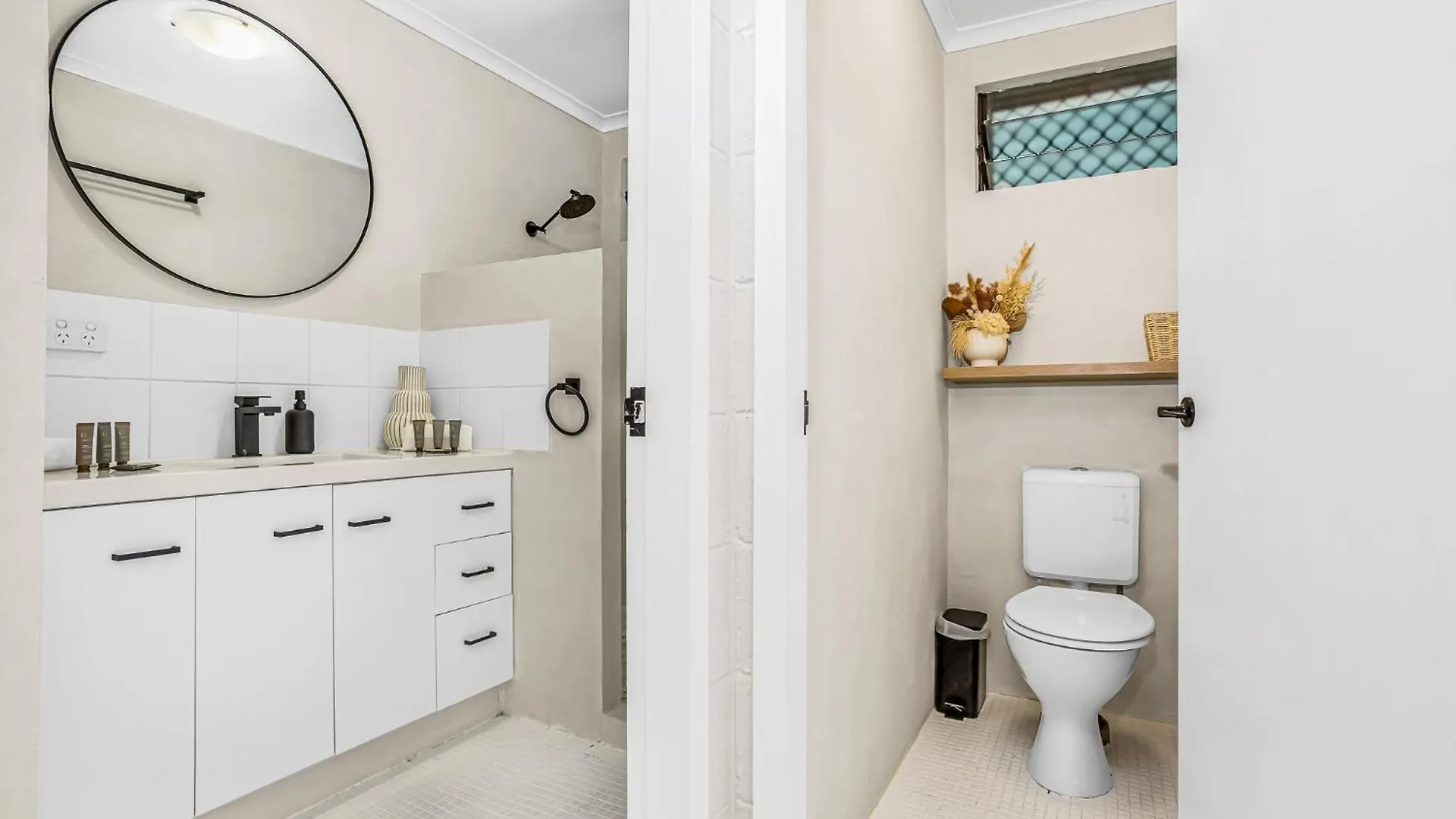Bright And Spacious Triplex Near Holloways Beach Holiday home