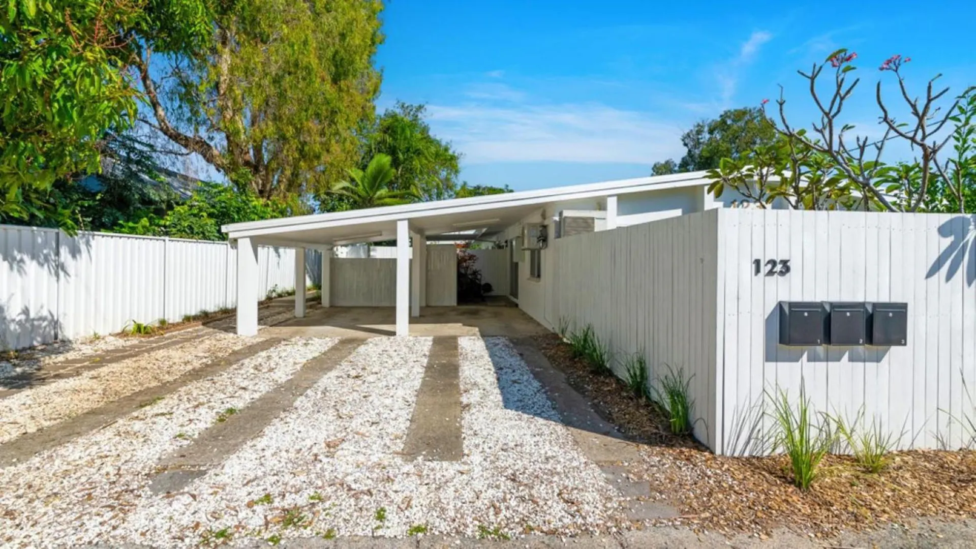 Bright And Spacious Triplex Near Holloways Beach 0*,  Australia