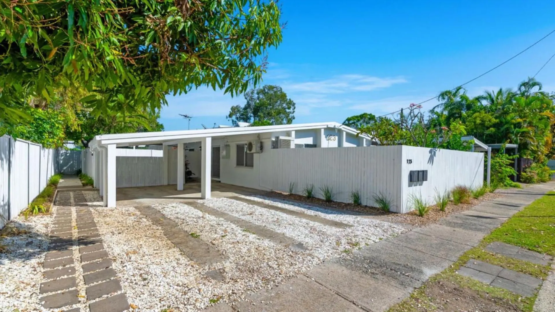 Bright And Spacious Triplex Near Holloways Beach