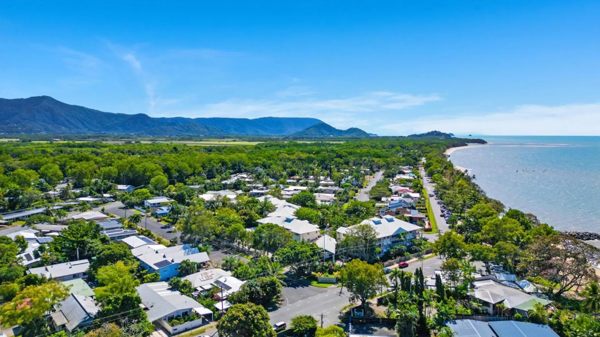Bright And Spacious Triplex Near Holloways Beach Australië