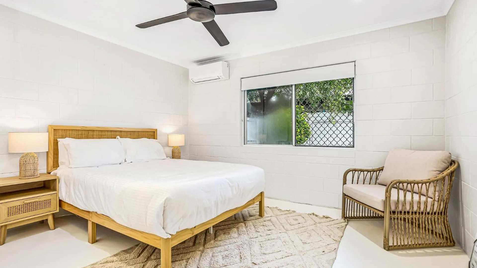 Bright And Spacious Triplex Near Holloways Beach Vakantiehuis